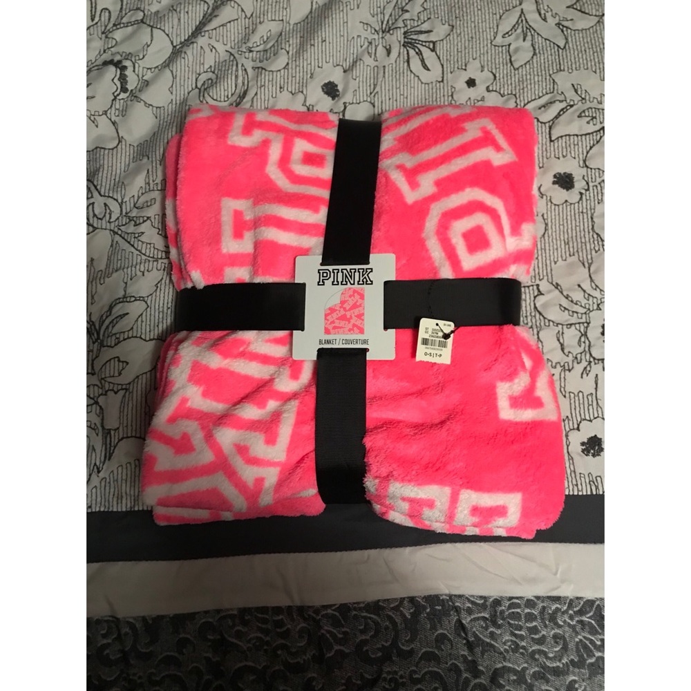 Hot pink PINK VS blanket